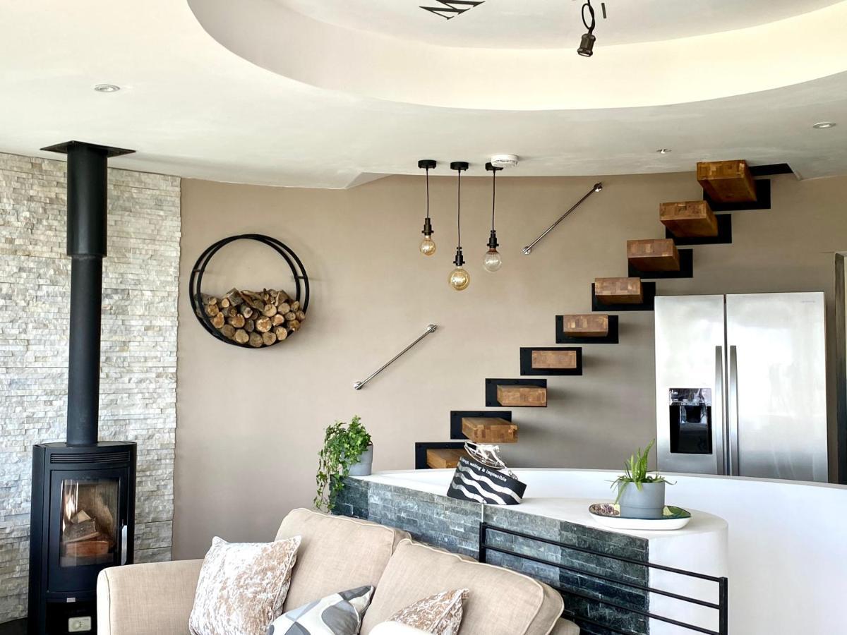 One Of The Best Properties In Lyme! Breathtaking Views Across The Whole Bay. 3 Stories With 2 Tier Veranda Around The Property. Sleeps 6 Lyme Regis Ngoại thất bức ảnh